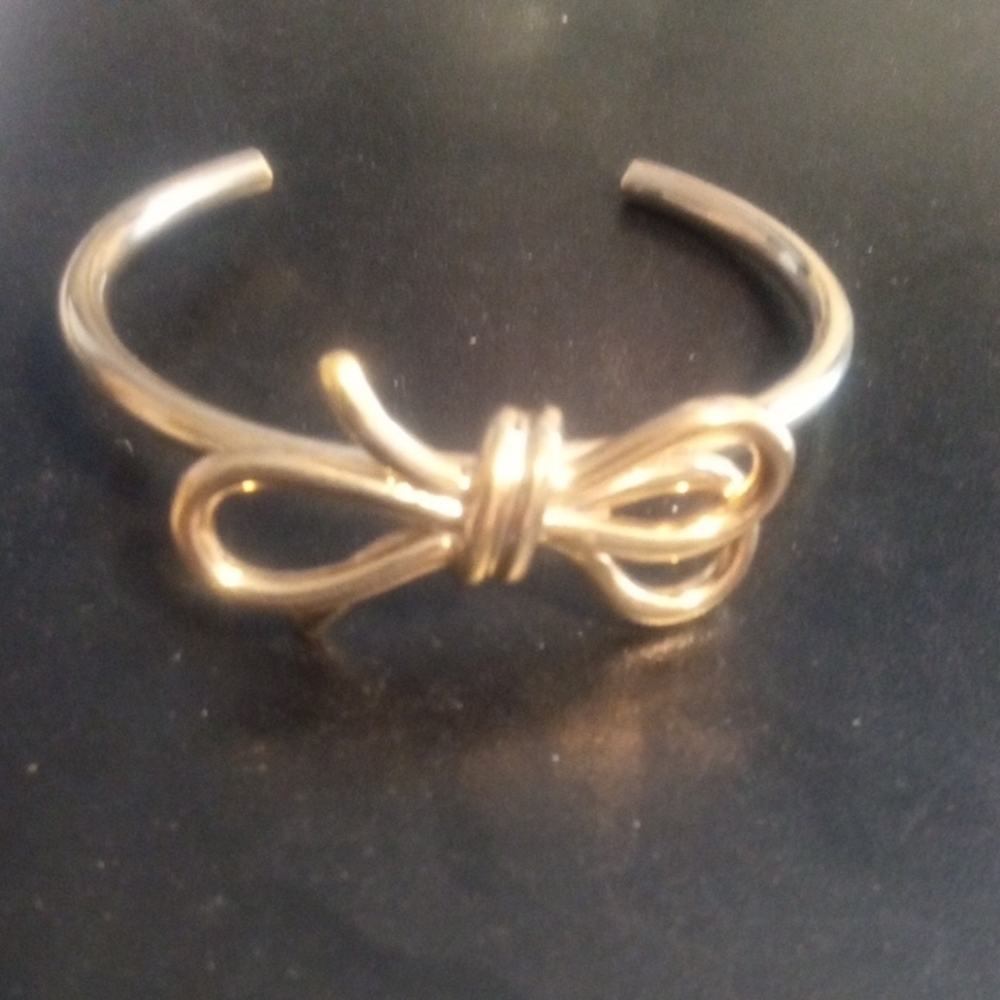 C. Wonder | Elegant Bow Bracelet